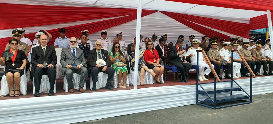 Cónsul de Colombia acompaña la ceremonia plena de izamiento del pabellón nacional del Perú