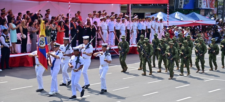 Cónsul asiste al desfile por el 203 aniversario de la Independencia del Perú