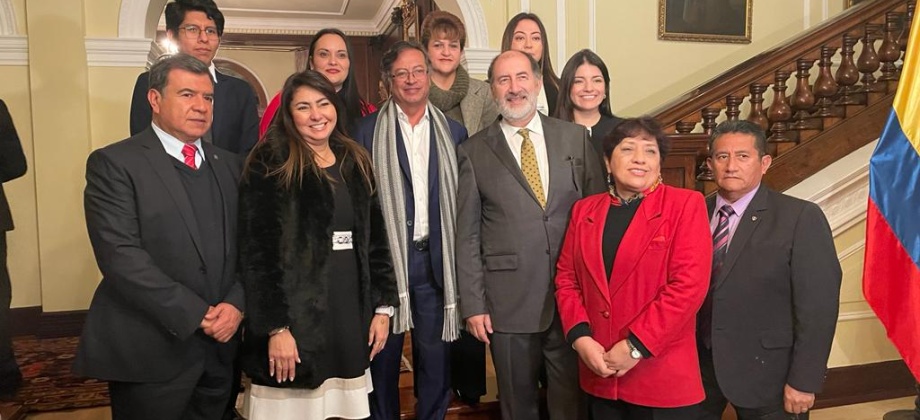 Presidente Gustavo Petro y Ministro Álvaro Leyva Durán saludaron a los funcionarios del Consulado de Colombia en Perú