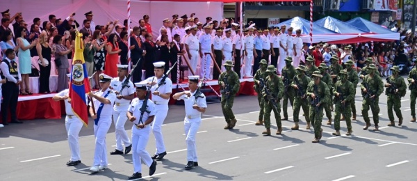 Cónsul asiste al desfile por el 203 aniversario de la Independencia del Perú