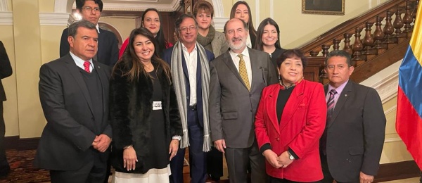 Presidente Gustavo Petro y Ministro Álvaro Leyva Durán saludaron a los funcionarios del Consulado de Colombia en Perú